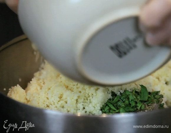 Смешать все ингредиенты для начинки. Если вы используете консервированные листья винограда, то промойте их в холодной воде, а затем залейте кипятком на 10 минут. После этого воду слить, и листья готовы к работе.