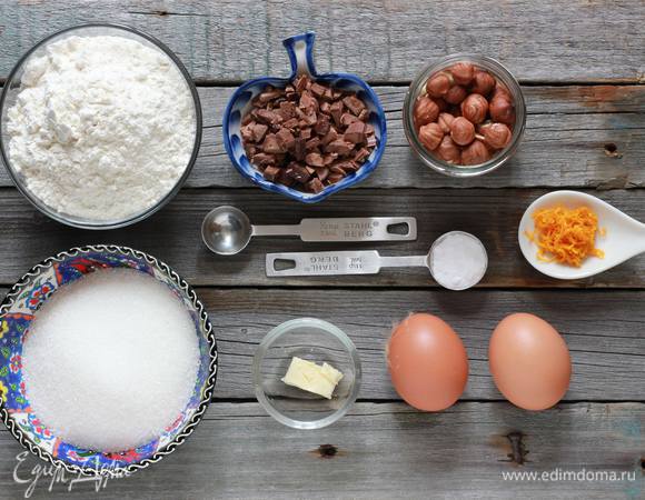 Подготовьте ингредиенты. На мелкой терке натереть цедру 1 апельсина. Шоколад порубить.