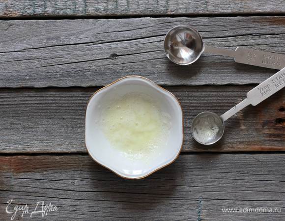 Соду погасить лимонным соком, соединить в глубокой миске с мукой и солью.