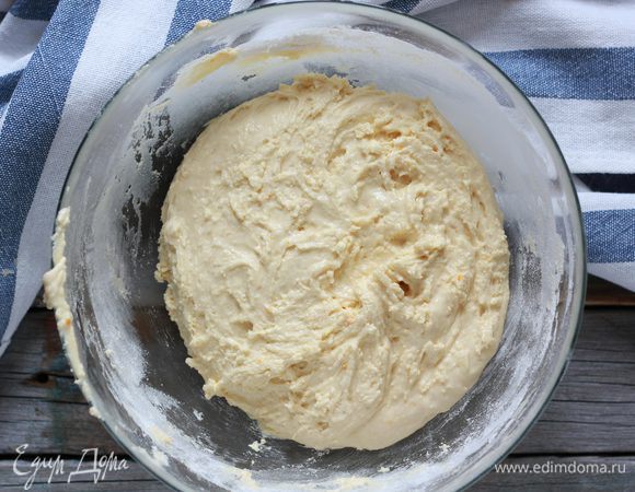 Добавить яичную массу в муку и вымешать тесто.
