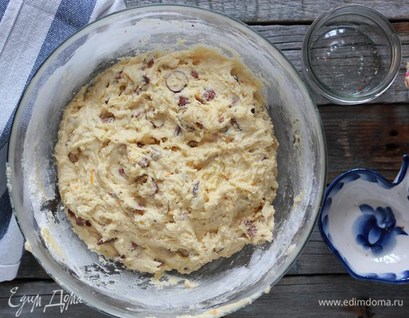 Вмешать орехи и шоколад.