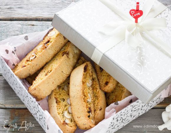 Нарезать рулет ломтиками толщиной 1 см, вернуть бискотти в духовку еще на 10 минут. Приятного аппетита.