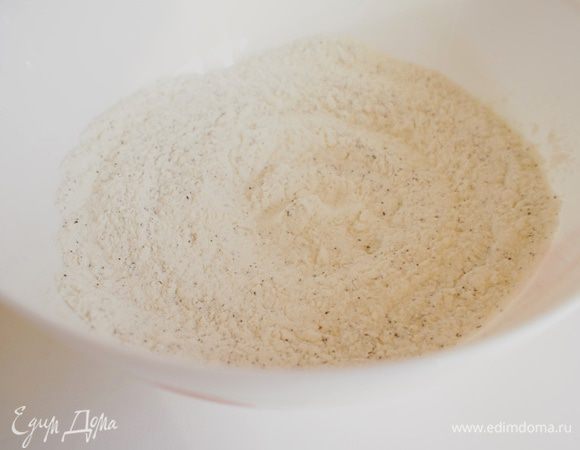 Смешать муку, заварку и соль.