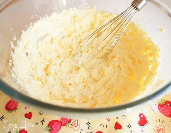 Отдельно взбить размягченное сливочное масло, цедру, ванильный сахар и сахар, чтобы получилась кремообразная текстура.