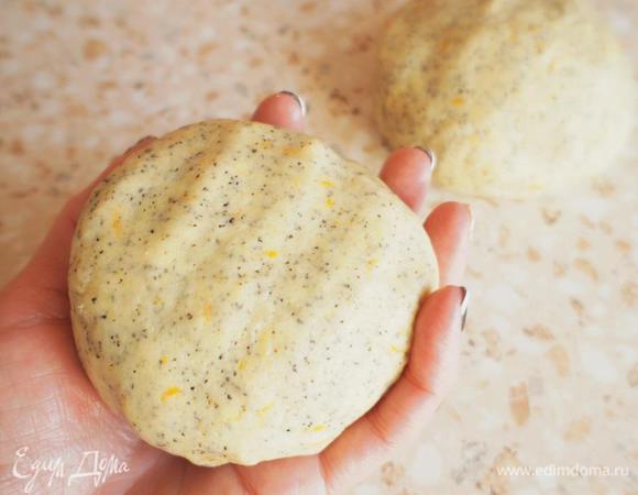 Замесить тесто и разделить на 2 части.