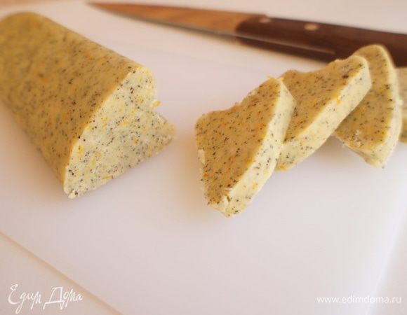 Духовку разогреть до 180°С.
Колбаски нарезать на  печенье толщиной 6-7 мм. Выложить их на противень застеленный бумагой на расстоянии 1 см друг от друга, чтобы печенье не прилипло друг другу во время выпекания и отправить в духовку на 15-20 минут.