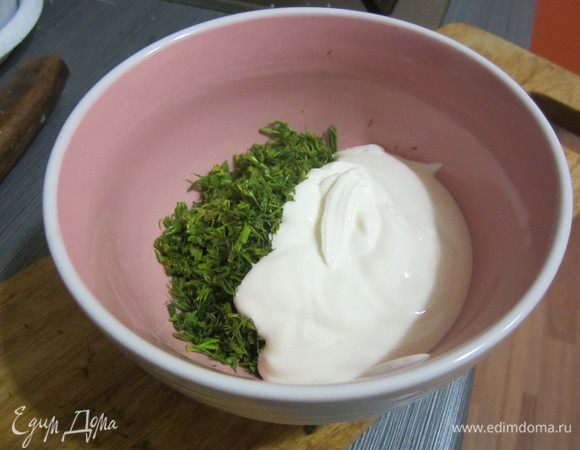Зелень укропа вымыть, обсушить и мелко порезать.
