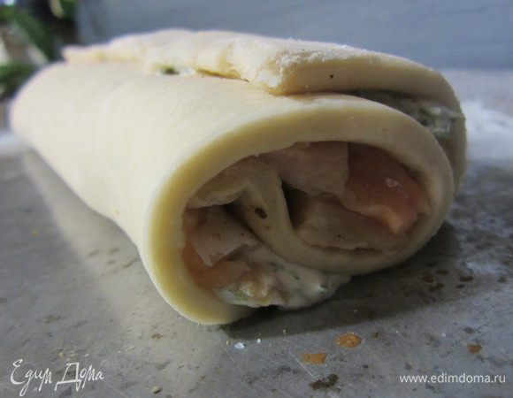 Свернуть в рулет. Яйцом смазать верх рулета. Выложить в форму. Отправить в предварительно разогретую духовку. Выпекать 30 минут при 200°С. 