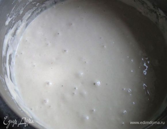 Растворить в воде дрожжи, добавить муку, перемешать. Накрыть полотенцем кастрюлю с опарой. Забыть о ней на 2 часа.