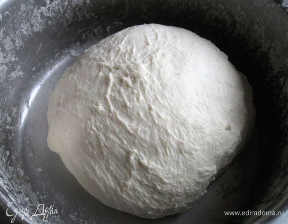К опаре добавить муку с солью и сахаром. Добавить воду (ваша мука может взять чуть меньше или больше воды). Замесить тесто. В конце добавить оливковое и сливочное масло. Оставить под полотенцем примерно на два часа (то есть до времени максимального подъема).