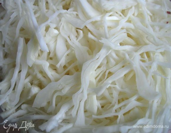 Порезать капусту, поместить в кипяток на 10-15 секунд, откинуть на сито, оставить на нем до остывания. Сварить яйца вкрутую. 