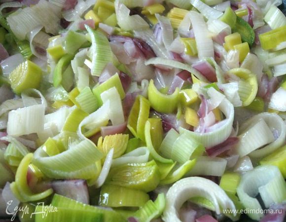 Лук (красный и порей) порезать на кусочки, обжарить до прозрачности (не долго, несколько минут) на оливковом масле, в процессе обжарки добавить сливочное масло.