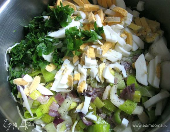 Петрушку порезать мелко. Яйца порезать.