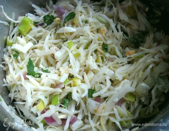 Смешать все компоненты для начинки (яйца, капусту, петрушку, лук), посолить, добавить сахар, перец.