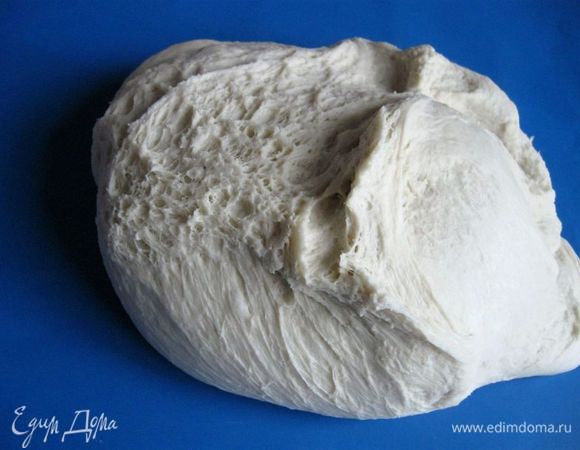 Вынуть тесто из кастрюли, положить на поверхность, на которой будете работать. 