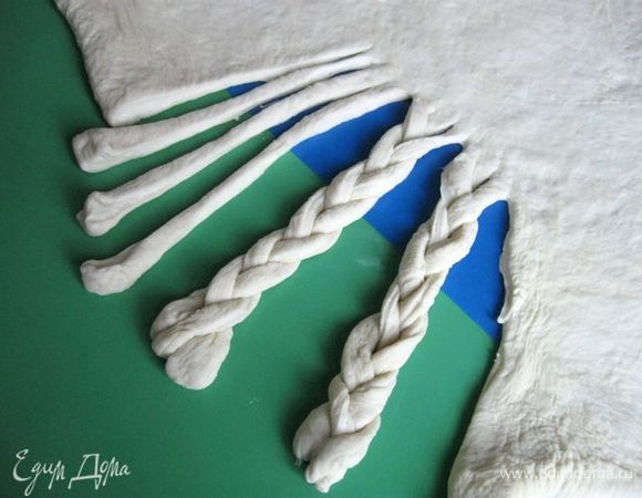 Сплести из теста одну косичку, затем сделать еще разрезы и сплести другую.