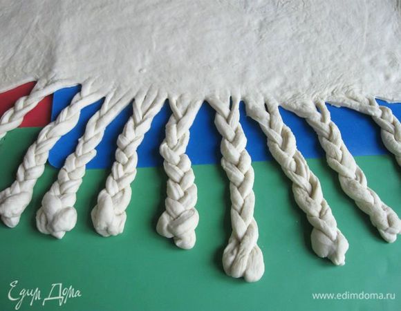 Так же поступить с другими разрезами: заплести косички. Всего по одной стороне у меня получилось двенадцать косичек.
