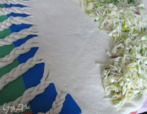 Духовку разогреть до 200°С. На противоположную от косичек сторону теста положить начинку. 