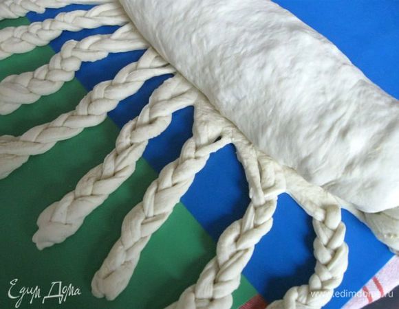 Свернуть рулет до места, где начинаются косички.