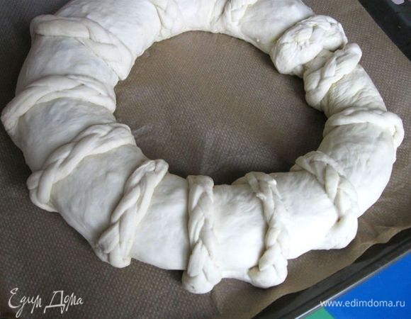 Свернуть рулет кольцом, дать ему полежать 10-15 минут.