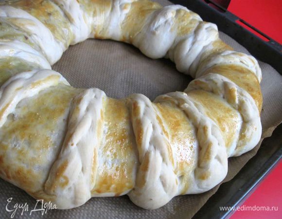 Поставить в духовку (нижняя треть духовки) на 50-55 минут при температуре 200°С, в последние пять минут температуру увеличить до 220°С. После 45 минут нахождения пирога в духовке - проверьте его. Вынуть пирог, дать немного остыть, смазать маслом.

