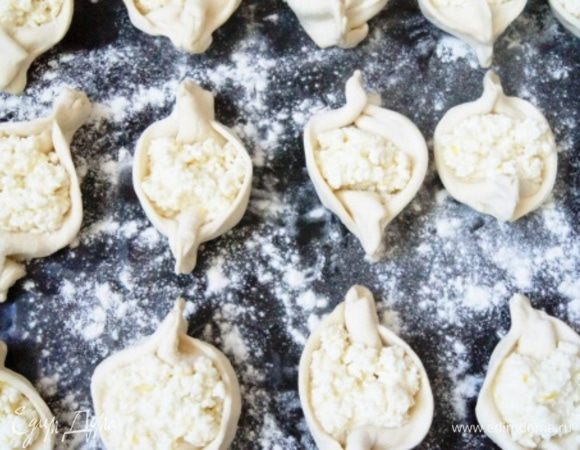 Поместить ватрушки на противень, присыпанный мукой и выпекать в разогретой до 200°С духовке 20 минут. Ориентируйтесь по своей технике, может у вас уйдет чуть больше или меньше времени.