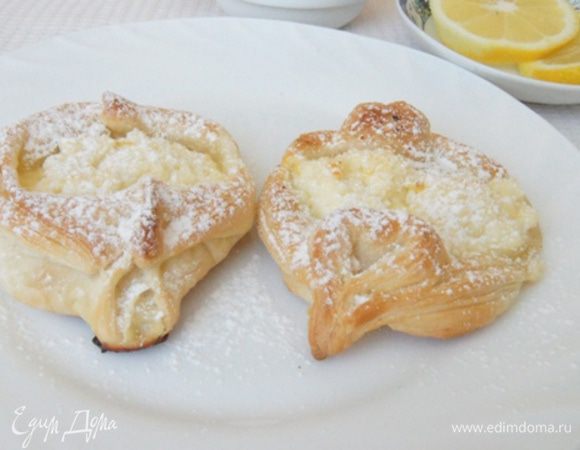Получаются такие румяные пирожки. Немного остудить. Присыпать сахарной пудрой и звать своих домашних к чаю!