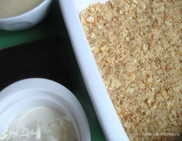 Печенье измельчить в крошку, добавить 90 грамм сливочного масла, и все вместе растереть. Измельчить все в блендере до однородного состояния, добавив бренди. 
