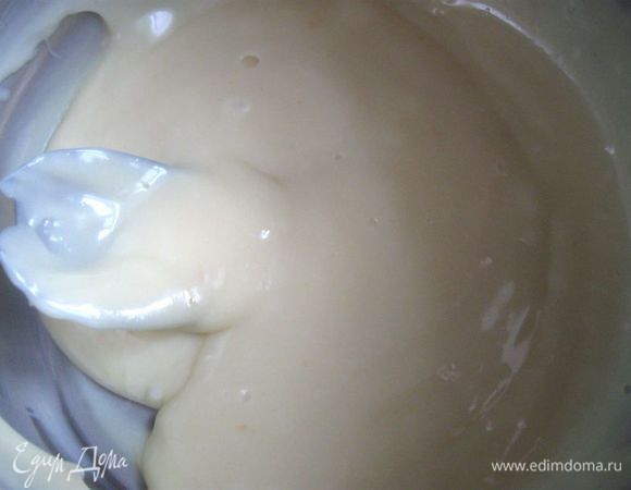 Выстелить форму пищевой пленкой и выложить в нее получившуюся массу, прижимая пальцами. Поместить в холодильник на полчаса. Сгущенное молоко поместить в сотейник с толстым дном, добавить оставшееся сливочное масло и, постоянно помешивая, варить на медленном огне, пока сгущенное молоко не загустеет и не приобретет светло-карамельный оттенок. 
