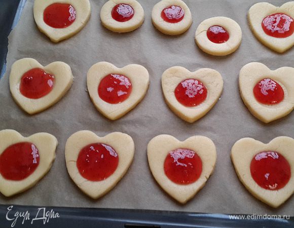 Раскатать тесто. Вырезать сердечки. Сделать углубления. Наполнить джемом. Выпекать при 180°С около 15 минут.