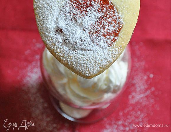 Посыпать печенье сахарной пудрой.