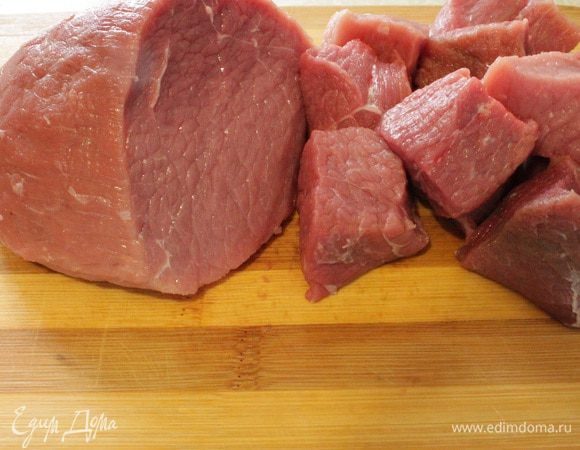 Мясо нарезать кусками средней величины, не очень мелко.
