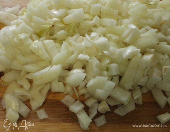 Репчатый лук нарезать мелким кубиком.