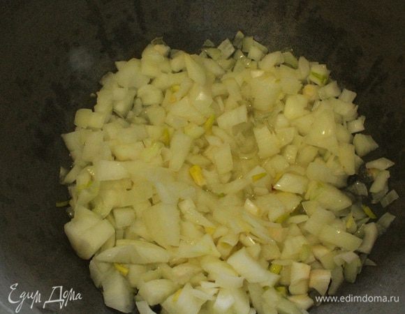Готовить это блюдо лучше всего в казане или другой глубокой посуде с толстым дном. Казан нагреть на среднем огне, прогреть растительное масло и добавить нарезанный лук.