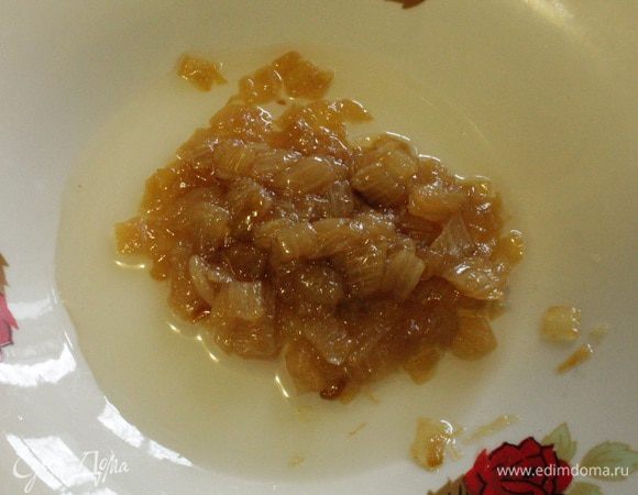 Добавить щепотку сахара и помешивая обжарить еще 1-2 минуты, лук начнет понемногу темнеть, приобретать коричневый цвет. И вот теперь надо следить, чтобы лук не подгорел. Для этого добавить к луку немножко горячей воды, буквально 2-3 ложки. Вода погасит температуру масла. Продолжаем обжаривать и по мере выкипания жидкости, снова добавляем 2-3 ложки. Лук должен стать вот такого цвета. На этот этап у меня ушло 35 минут.