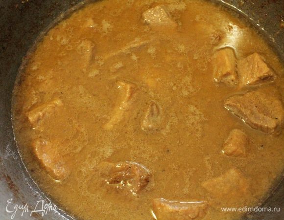 Выкладываем к луку мясо, хорошо перемешиваем. Мясо выделит сок. Постоянно помешивая, обжариваем мясо до полного испарения жидкости, главное, не допустить пригорания. Как только жидкость испарилась, добавить молотый перец и кусочек или 2 лаврового листа. Хорошо перемешиваем. И этот этап занимает примерно 30-35 минут.