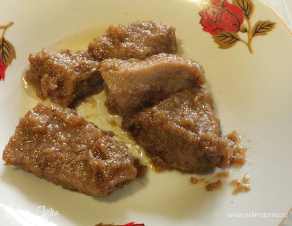 Вот такого цвета получается мясо и видно, что лук практически растворился.