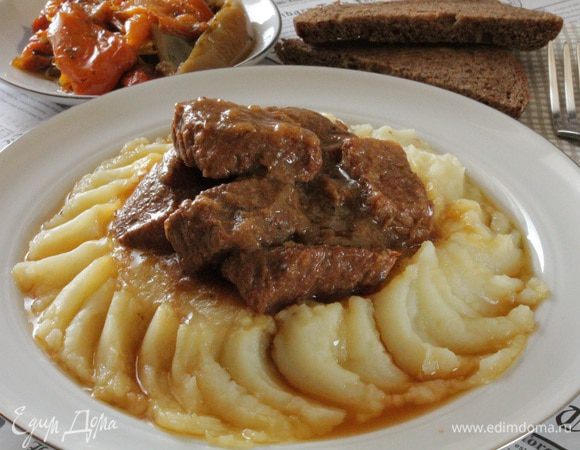 Подаем с любым гарниром, у нас сегодня было картофельное пюре и зимний салатик из болгарского перца. Приятного вам аппетита!