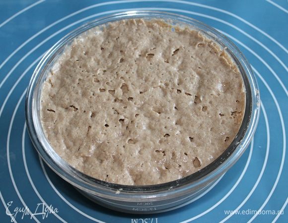 Закваска: накануне подготавливаем 170 г ржаной закваски 100% влажности.
Для этого берем 90 г воды, 90 г муки и 10-20 г ржаного стартера .
Перемешиваем и оставляем на 8-12 часов в зависимости от температуры в комнате. От этой закваски возьмем 170 г, остальное уберем в холодильник как стартер.


