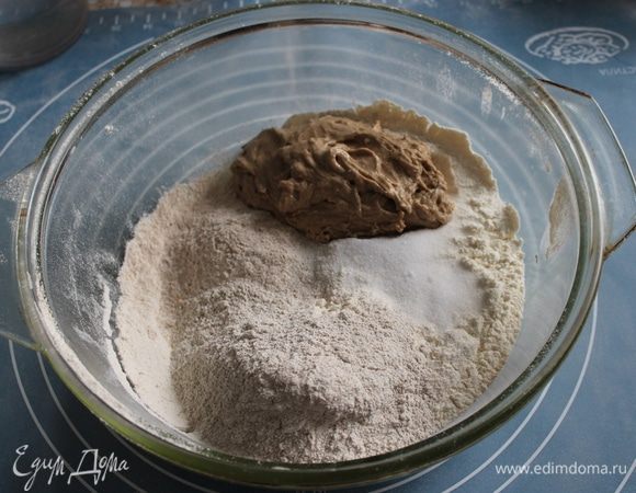 Смешиваем все ингредиенты, кроме мочки, постепенно подливая воду по необходимости. 