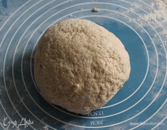 Тесто должно быть средней консистенции, вымешиваем тесто руками 10-15 минут.