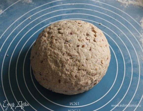 Затем добавляем мочку и хорошо еще раз вмешиваем  в тесто.