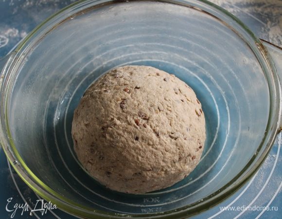 Тесто поместить в слегка смазанную растительным маслом миску и оставить на 2,5 часа, при этом сделать складывание конвертом через 50 и 100 минут. 