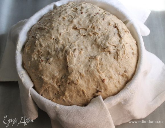 Сформировать хлеб, и поместить в корзину для расстойки (выложенную тканью и присыпанную мукой) швом вверх. Поместить корзину свободно в пакет и дать тесту подойти в 2 раза, около 2,5-3 часов (при нажатии пальцем хорошо расстроенное тесто будет медленно подниматься вверх).