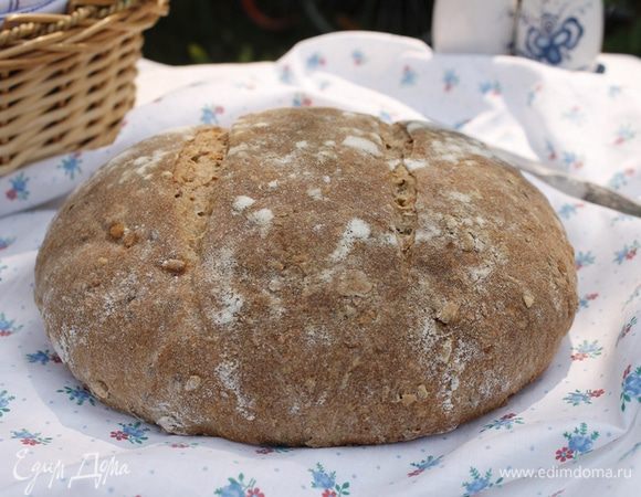 Если будет быстро темнеть — накрыть фольгой. Отключить духовку, приоткрыть дверцу и оставить хлеб еще на 5-10 минут. Полностью остудить на решетке. 