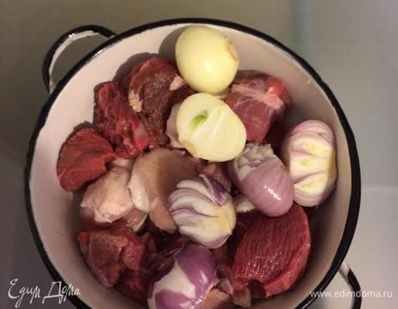 Говядину, свинину и три головки лука пропустить через мясорубку. Жир я не кладу, но с ним мясо получается сочным.