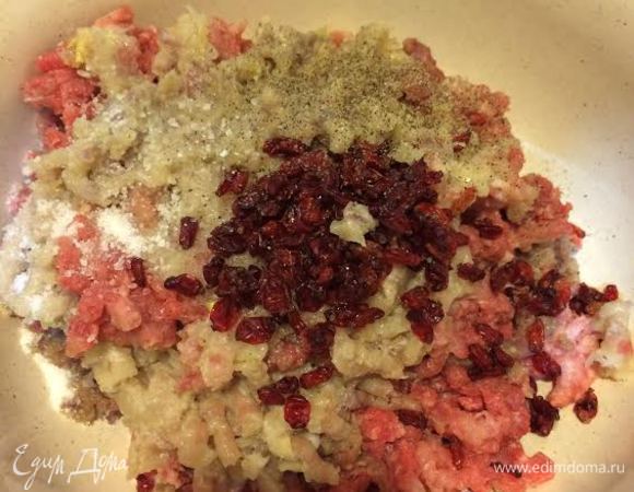 Добавить сушеный барбарис, молотой барбарис, соль и перец. Надо все хорошо перемешать и отбить об миску. Оставить на 5-10 минут.