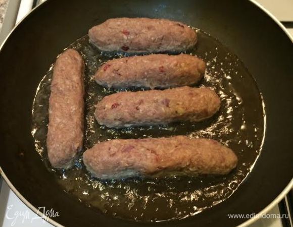 Сформировать колбаски и жарить на среднем огне до готовности.