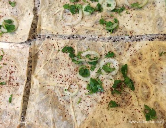 Подготовить лаваш. Оставшийся лук нарезать кольцами, кинзу порубить. Выложить на лаваш лук, кинзу, посыпать молотым барбарисов, положить кабаб и завернуть.