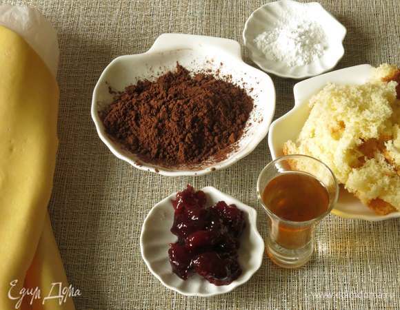 Для печенья подготовим бисквитную крошку, песочное тесто, вишневое варенье, какао, белок и пудру для украшения. Если будете готовить тесто пропорции — 500 г муки, 200 г сахара, 200 г сливочного масла, 100 мл воды. Все смешать и выдержать в холодильнике 30 минут.